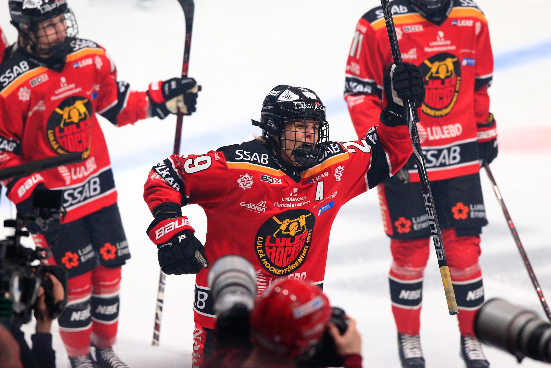 Luleås Emma Nordin jublar efter sitt 1-0 mål i den femte och avgörande SM-finalen mot Linköping. Arkivbild.