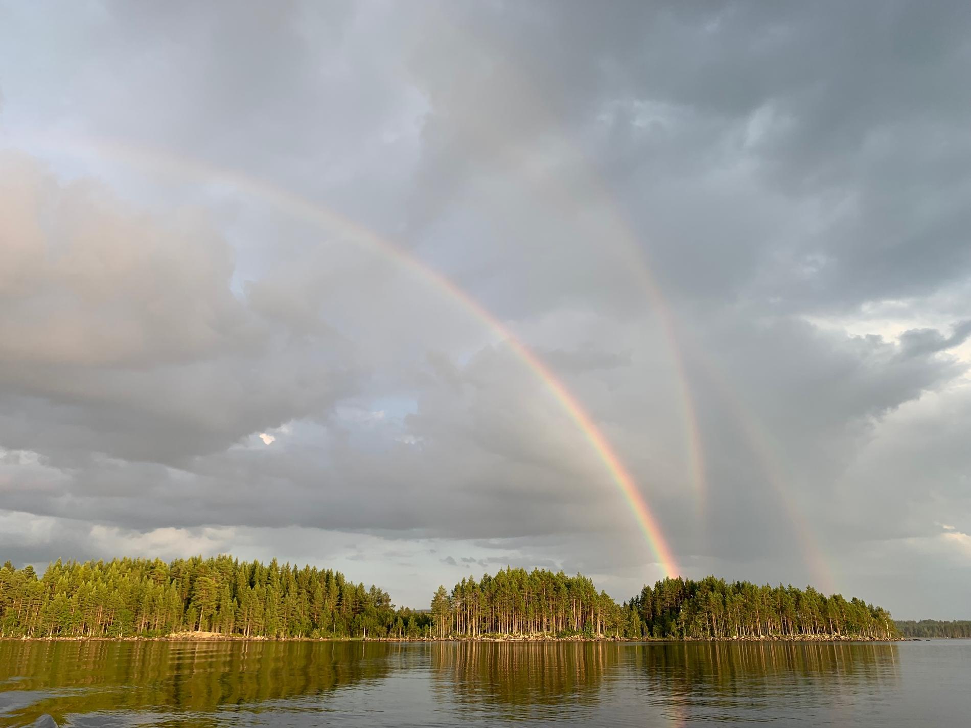 Vid sjön Amungen dök inte bara en, utan tre regnbågar upp på himlen.