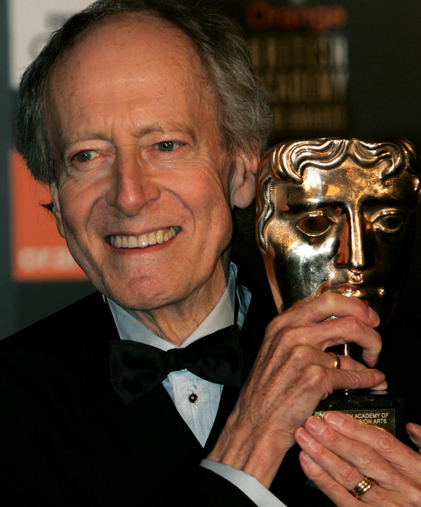 John Barry med ett brittiskt filmpris 2005.