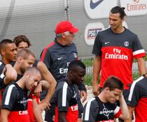 Zlatan snackade med PSG-tränaren Carlo Ancelotti under fredagens träning.