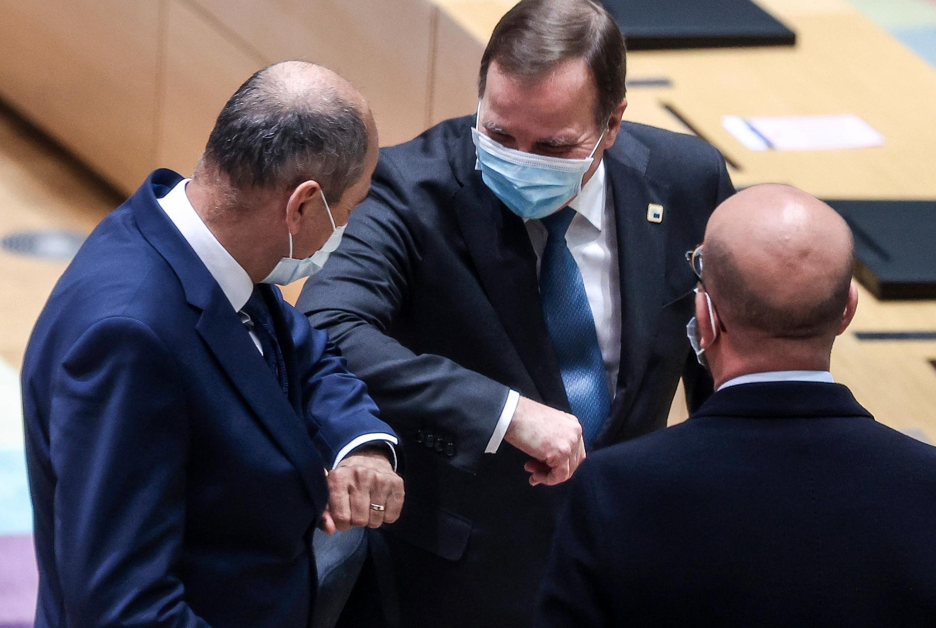 Sloveniens premiärminister Janez Jansa (till vänster) hälsar på statsminister Stefan Löfven och EU:s rådsordförande Charles Michel under ett toppmöte i Bryssel i oktober 2020. Arkivfoto.