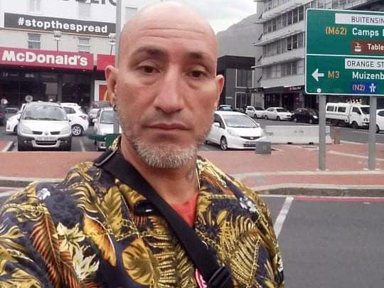 Sidney Tre, 45, befinner sig i Kapstaden. Enligt honom känner man inte av någon större oro för den nya coronavarianten omikron i staden, däremot finns en viss oro bland turister som undrar om de kommer att kunna lämna landet nu när EU uppmanar till flygstopp. 