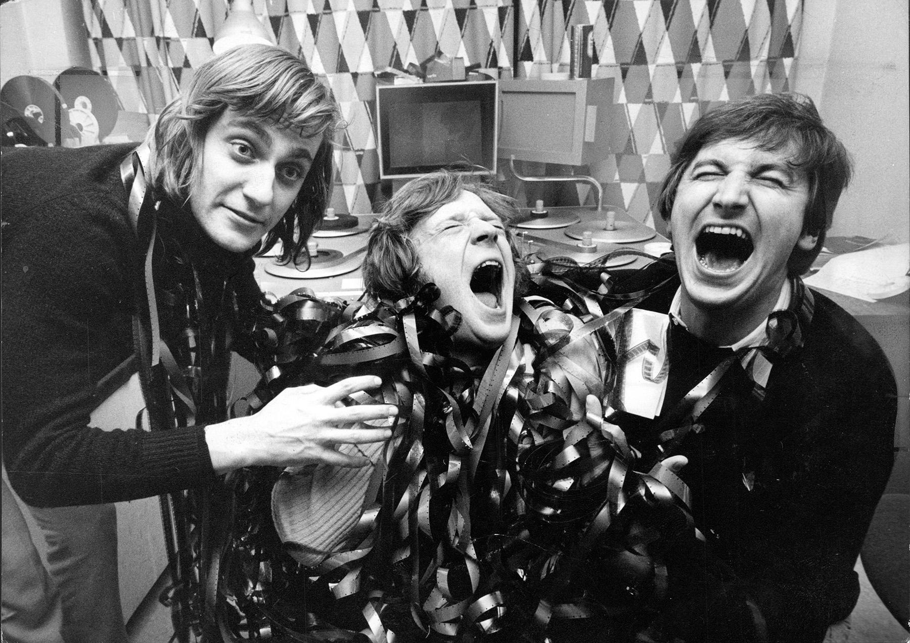 Lasse Hallström, Brasse Brännström och Magnus Härenstam i ett klipprum, med en massa film när de skall gå en tv-producentkurs 1972.