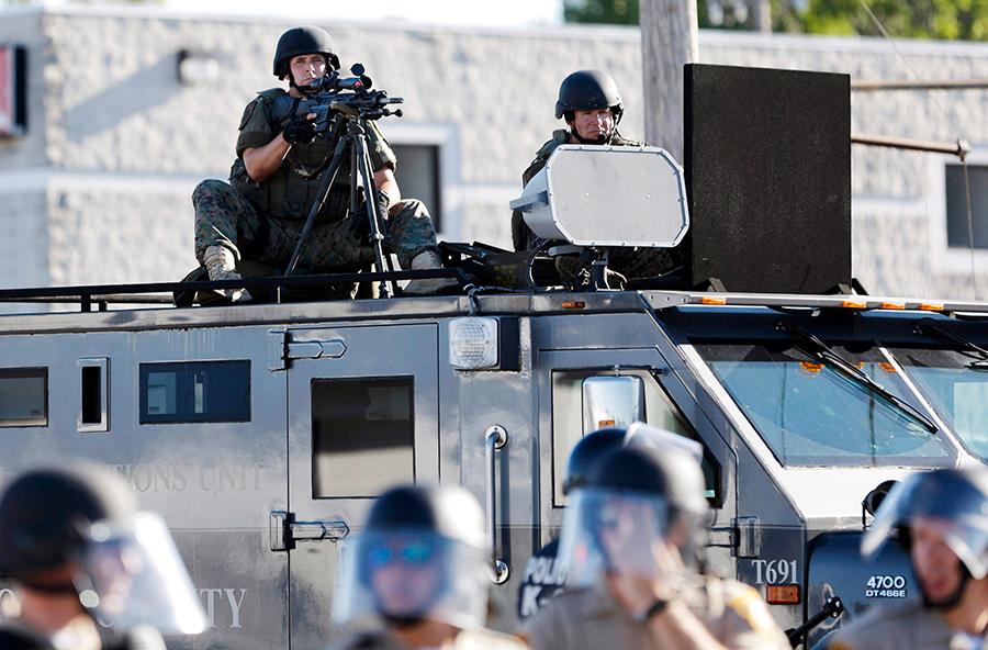 Tungt beväpnad polis under oroligheterna i Ferguson 2014.