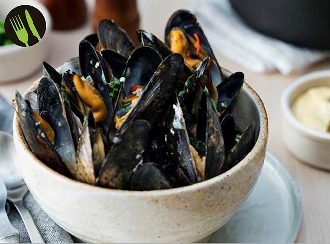 Ölkokta musslor med kaprismajonnäs och citronpotatis.