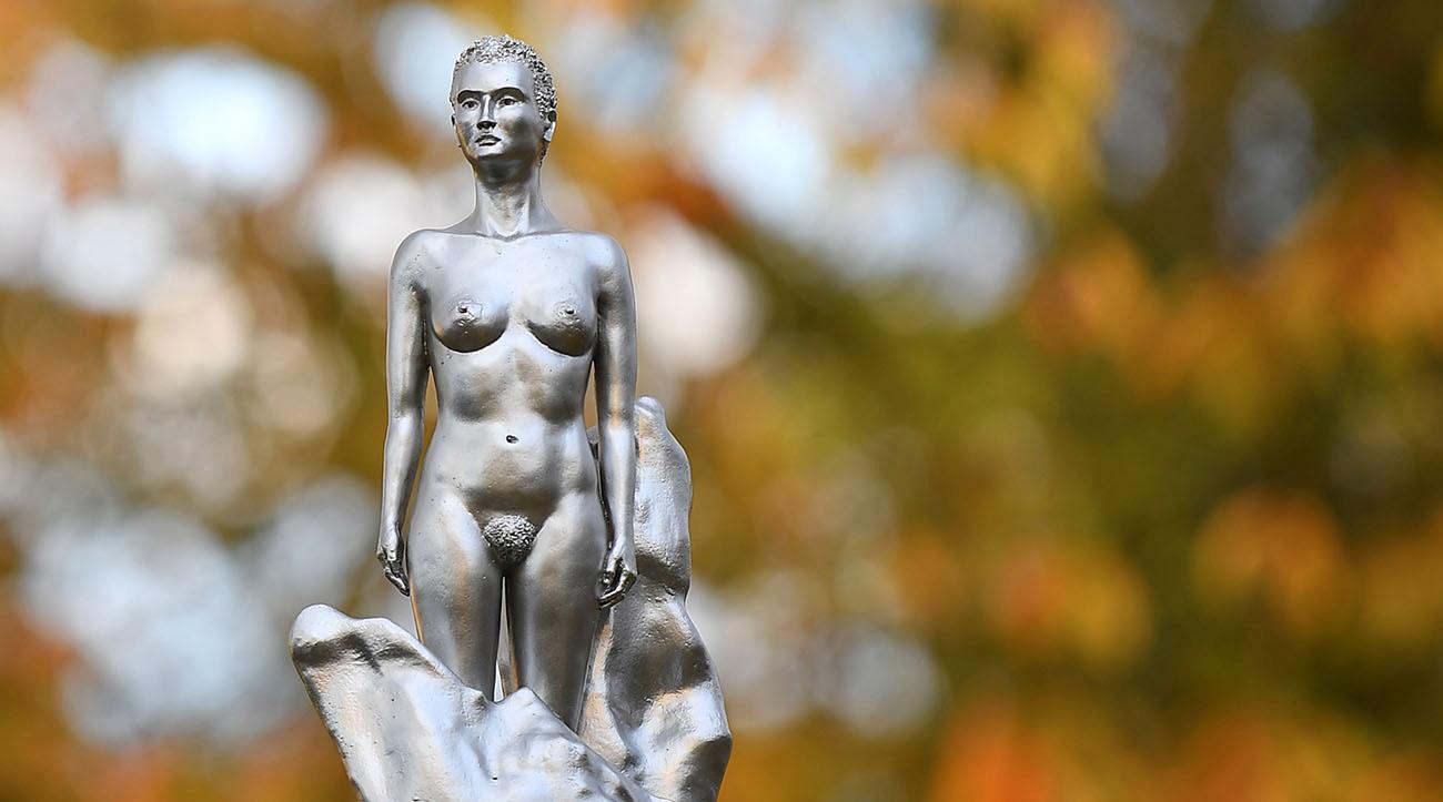 Maggi Hamblings skulptur för att hedra filosofen Mary Wollstonecraft.