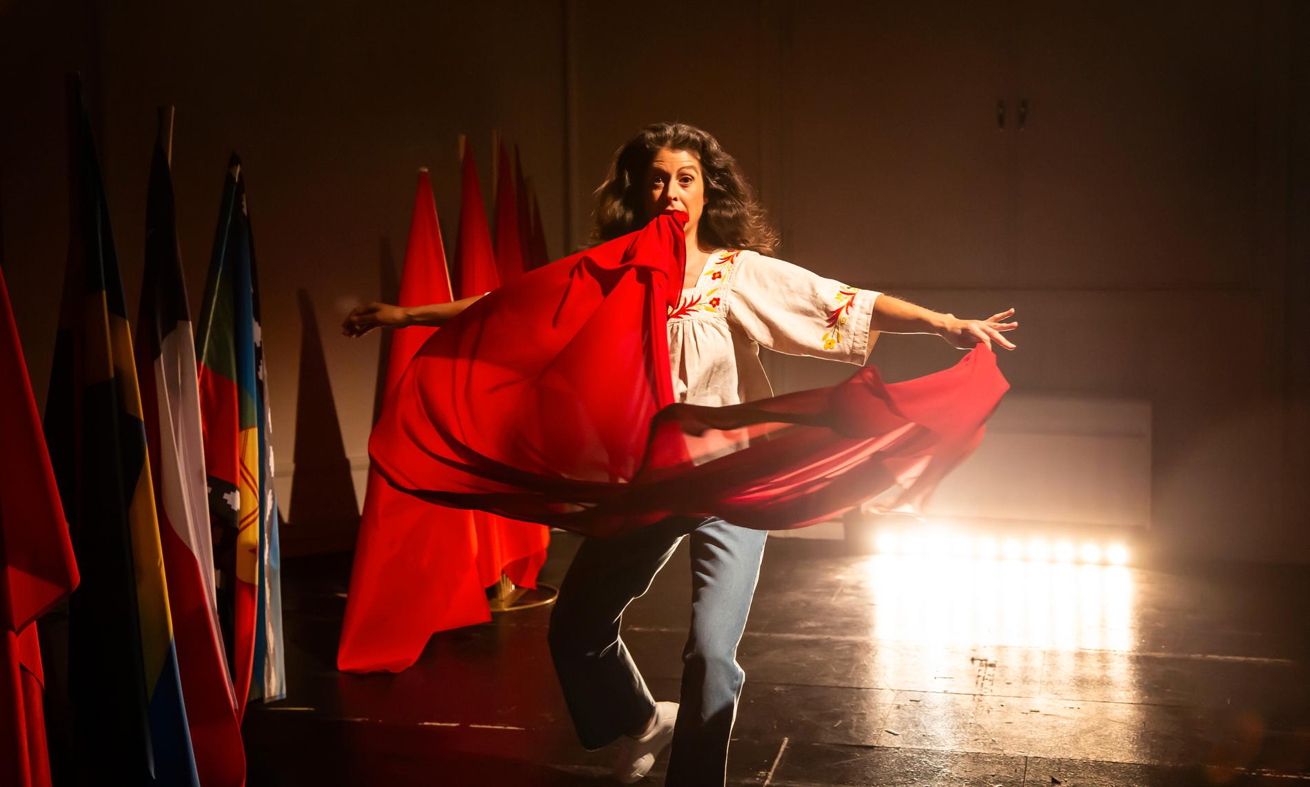 America Vera-Zavala medverkar själv i sin nya pjäs ”Sammanflätade” på Dramaten 