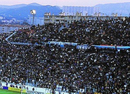 2 Virage Sud Stade Vélodrome, Marseille. På den gamla velodromstadion så sjunger två jättelika kortsidor mot varandra, och egentligen är det bara en smaksak om man föredrar den norra eller den södra. Själv är jag svag för den sistnämnda, med sin vänsterpolitik och sin brokiga färg. Olympique Marseille är det västeuropeiska lag som konsekvent har högst ljudnivå på sina ligamatcher.