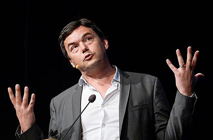 Stjärnekonomen Den franske ekonomen Thomas Piketty föreslår en global eller regional förmögenhetsskatt för att öka värdet av arbete jämfört med kapital.