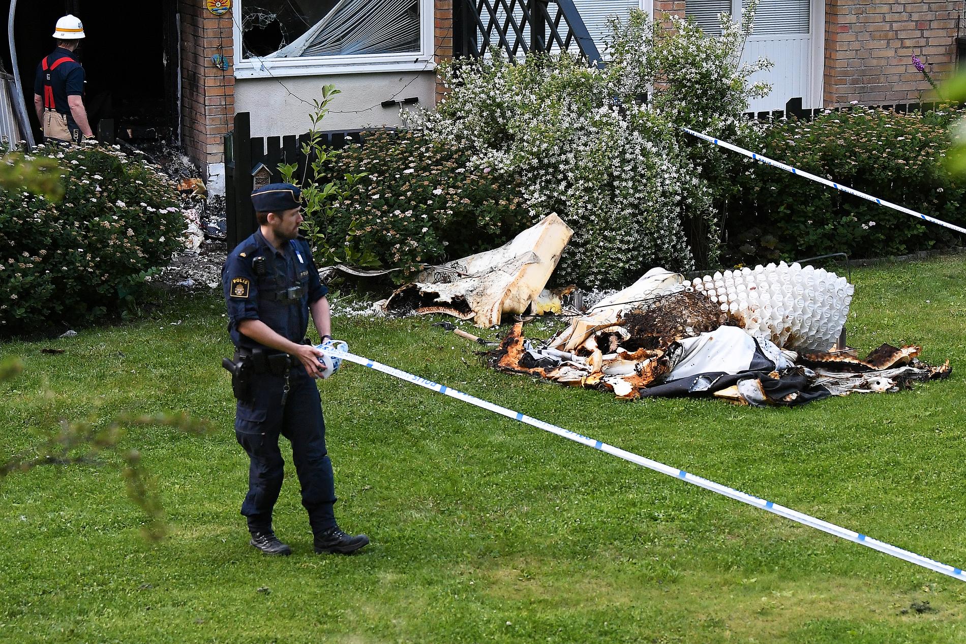 Ett vittne som Aftonbladet har pratat med säger att en man ska ha krossat en fönsterruta och satt eld på bostaden.