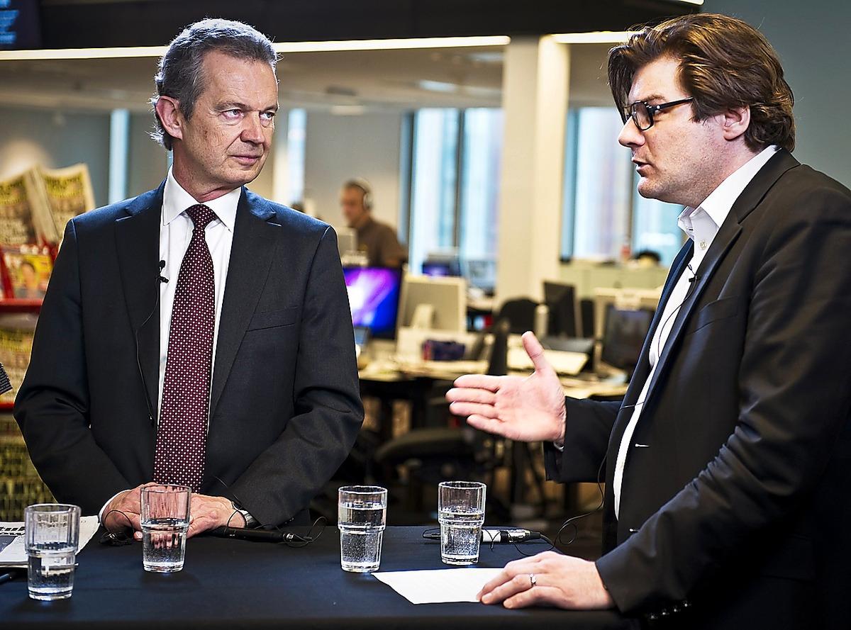 Bertil Ternert, hovets presschef unfder en debatt med Aftonbladets chefredaktör Jan Helin, till höger.