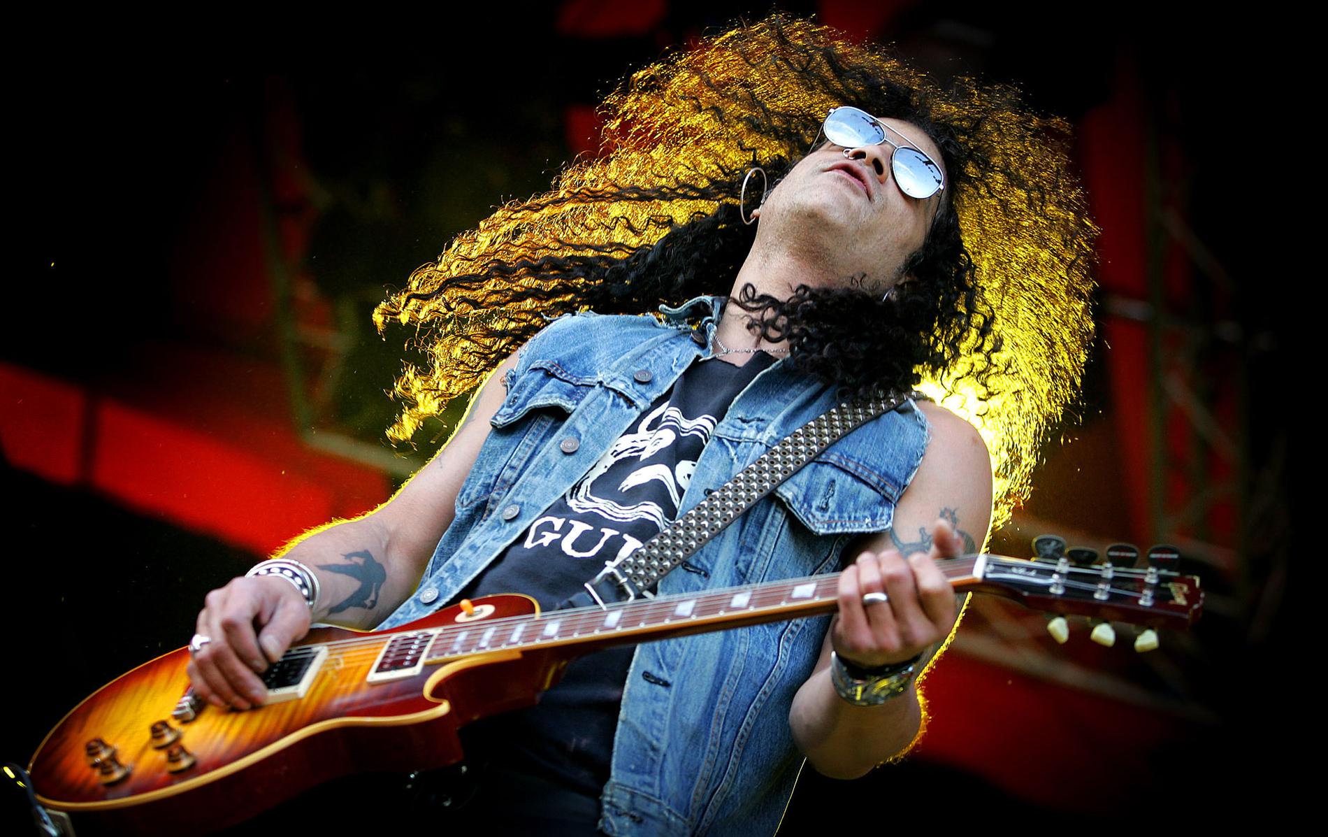 Hatten av Slash är världen bäste nu levande gitarrist – enligt läsarna. Här spelar han på Roskildefestivalen, för en gångs skull utan hatt.
