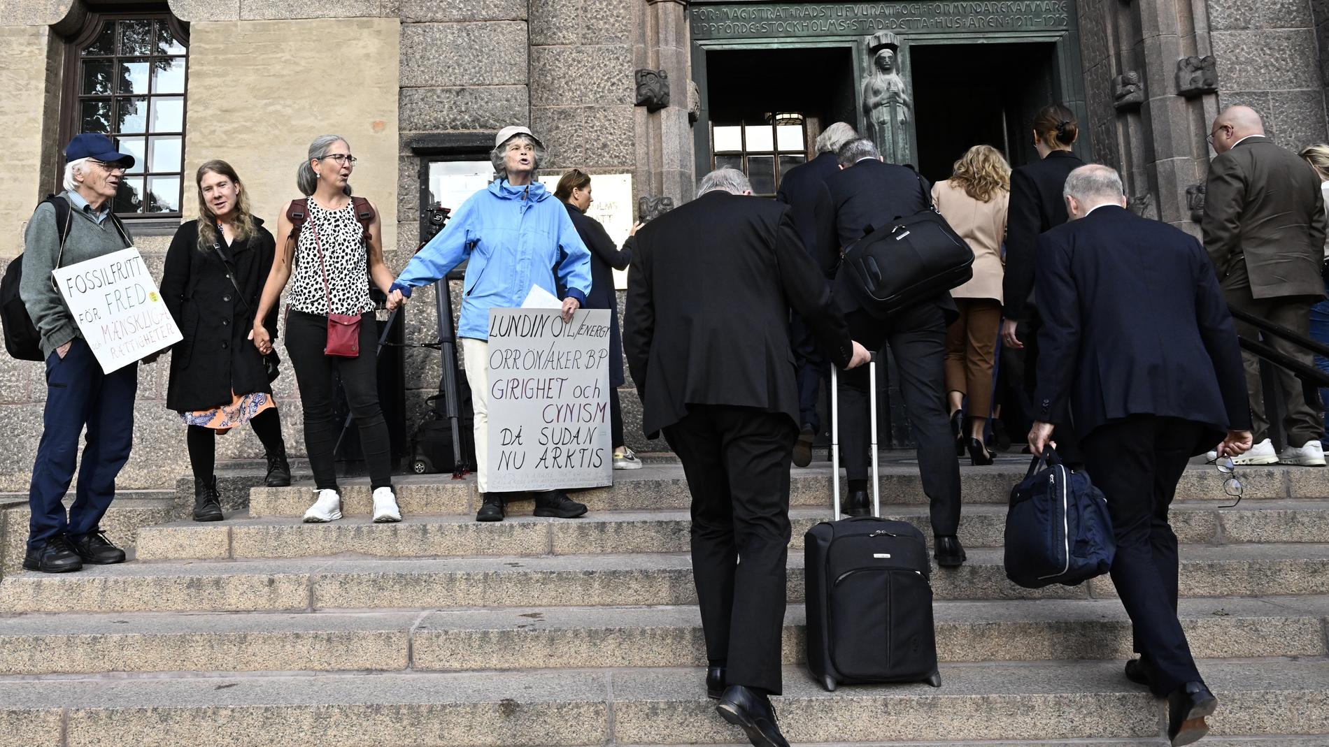 Demonstranter och advokater anländer till Stockholms tingsrätt i samband med att rättegången om medhjälp till grovt folkrättsbrott inleddes den 5 september. Arkivbild.