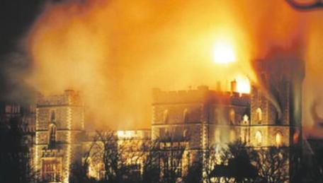 Den 20 november förstördes stora delar av Windsor Castle i en häftig brand. 115 rum eldhärjades och renoveringen kostade 350 miljoner kronor.