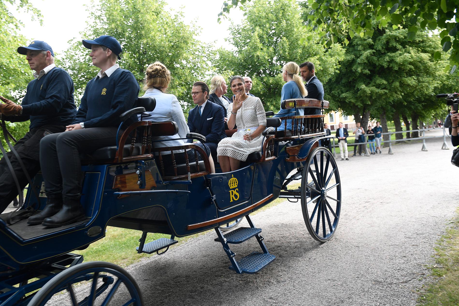 Kronprinsessan Victoria och prins Daniel med flera åker hästdragen vagn under nationaldagsfirandet på Strömsholms slott. 