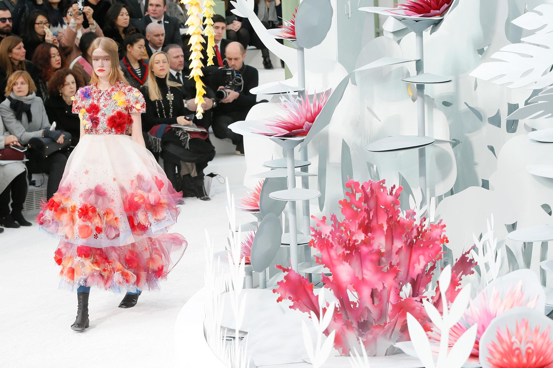 En modell visar upp Karl Lagerfelds kollektion för sommaren 2015 för modehuset Chanel.