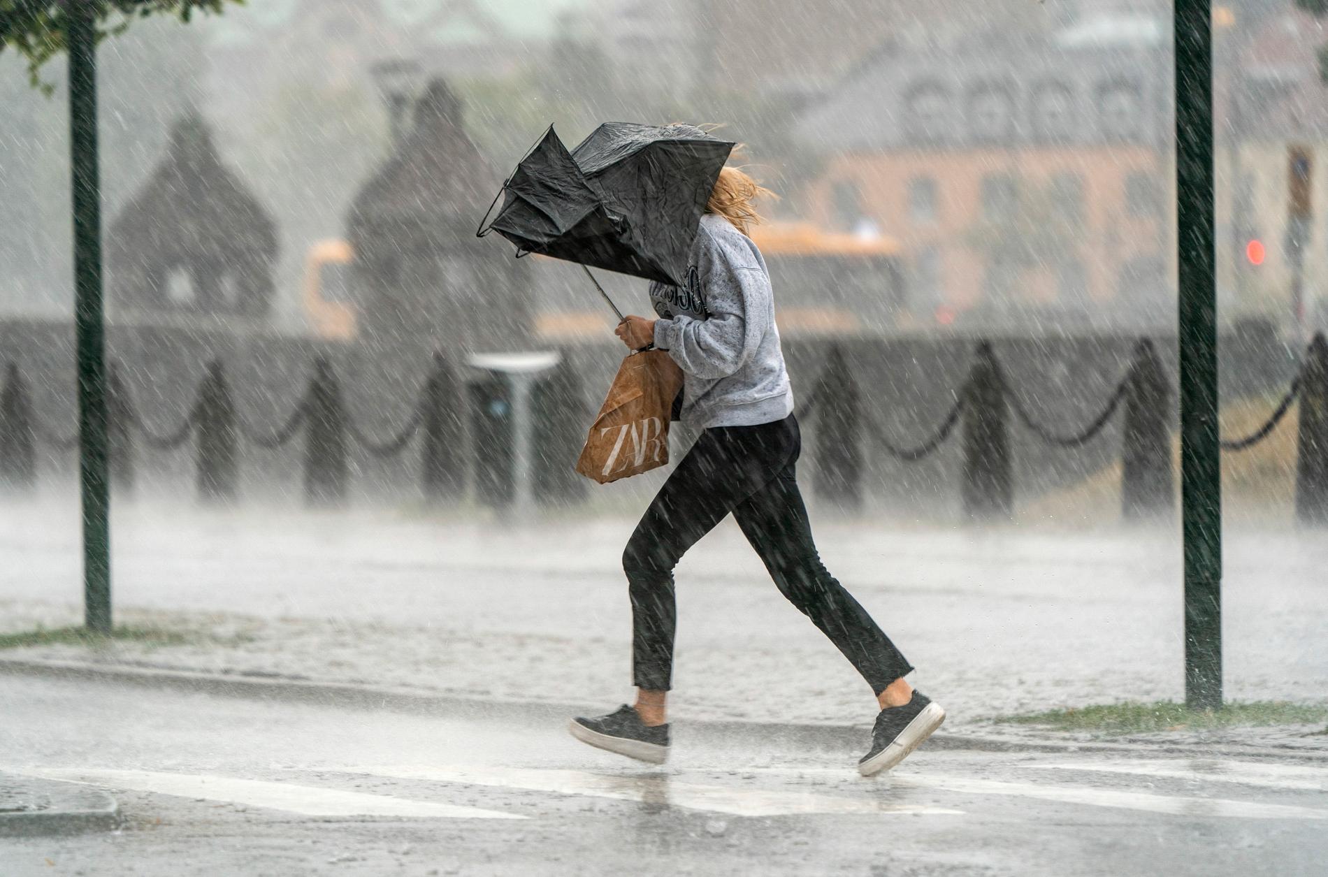 – Det kan bli kraftigt regn med inslag av åska. Det ökar risken för översvämningar, säger Meteorologen Mikael Luhr.