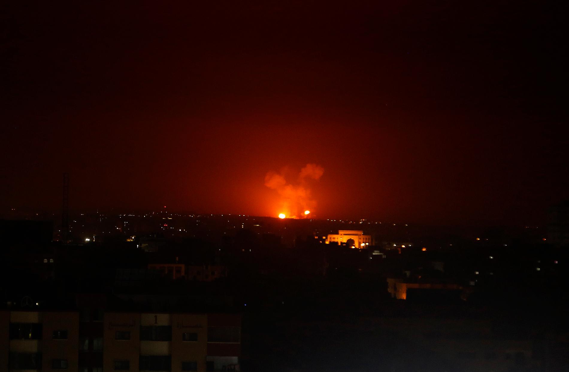 Ett israeliskt flygangrepp mot mål på Gazaremsan tidigt på måndagsmorgonen.