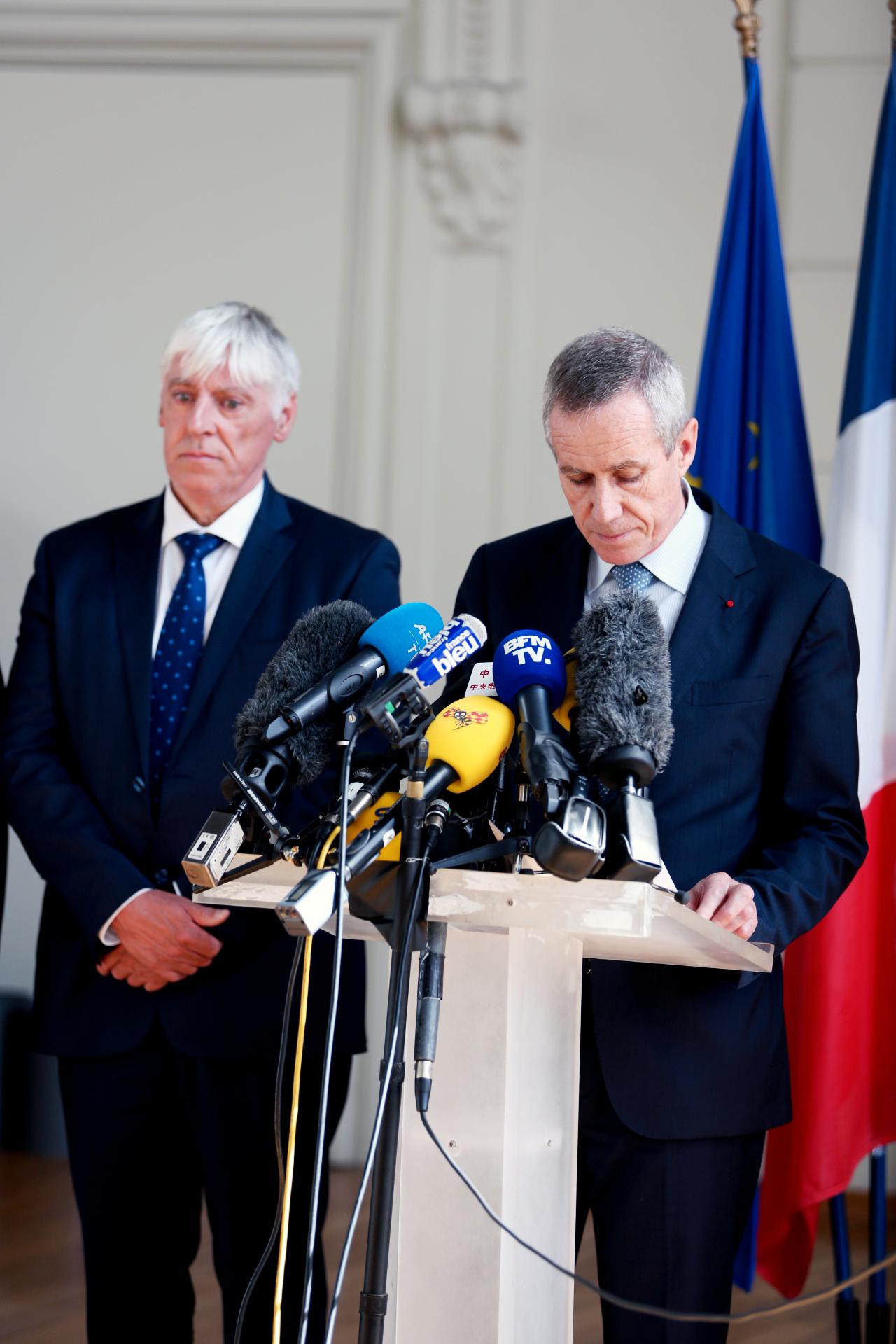 Åklagaren François Molins håller presskonferens strax efter 17.00 på fredagen. Han berättar att 84 människor döt i attacken, varav 10 barn, samt att över 200 personer är skadade.