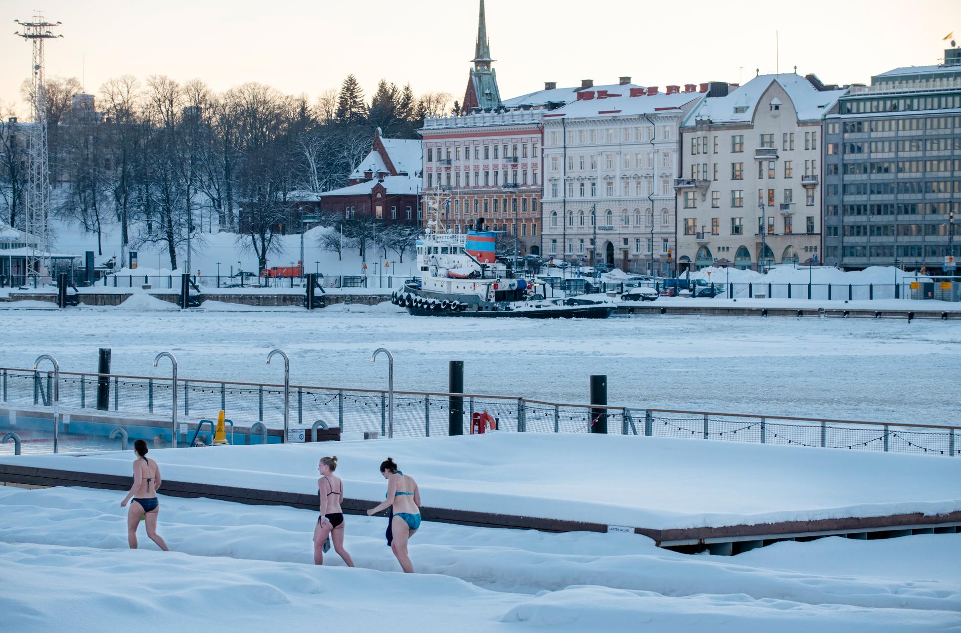  Bastande kvinnor vid Allas Sea Pool i centrala Helsingfors som både erbjuder bastu och utebad året runt 