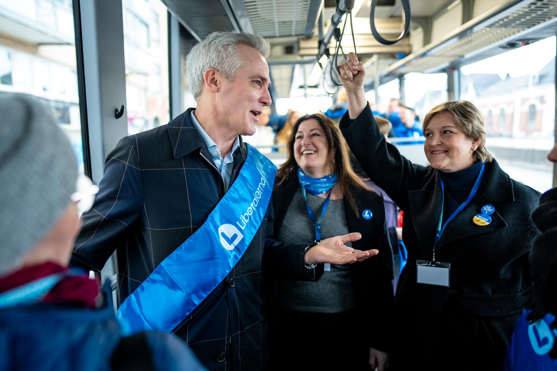 Finlands EU-minister Anders Adlercreutz, Amelie Tarschys Ingre och Karin Karlsbro på bussen.