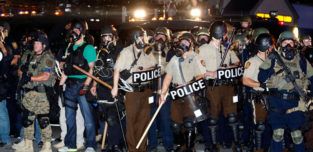 Bilder från sommarens kravaller i Ferguson.