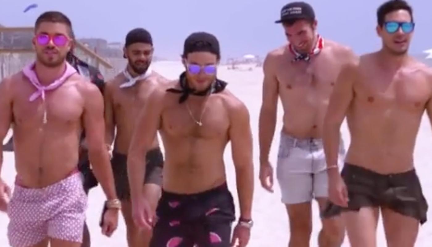 I nya ”Fire island” stängs sex unga killar in i ett strandhus där tittarna får följa deras liv.