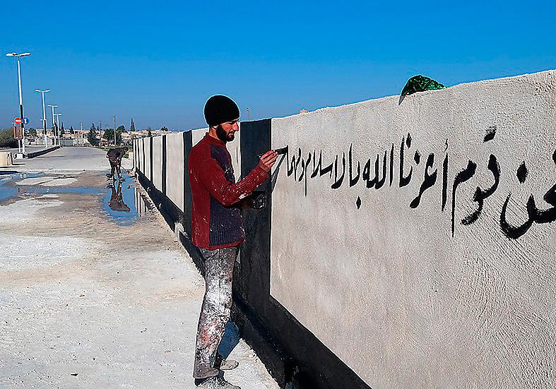 En mur i Raqqa får budskapet: "Vi är ett folk som gud har ärat med islam".