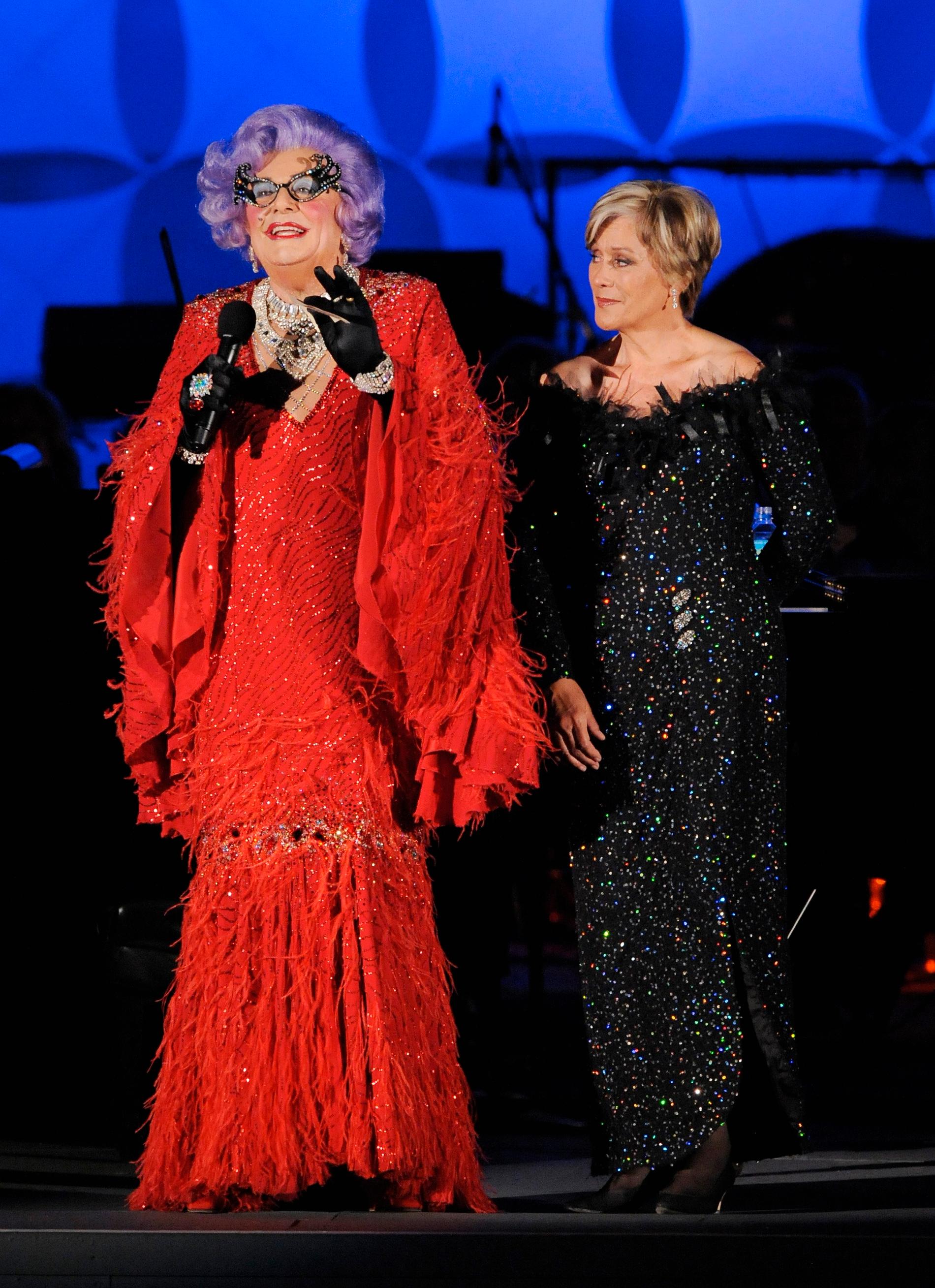 Dame Kiri Te Kanawa och Dame Edna uppträder på Hollywood Bowl 2009.
