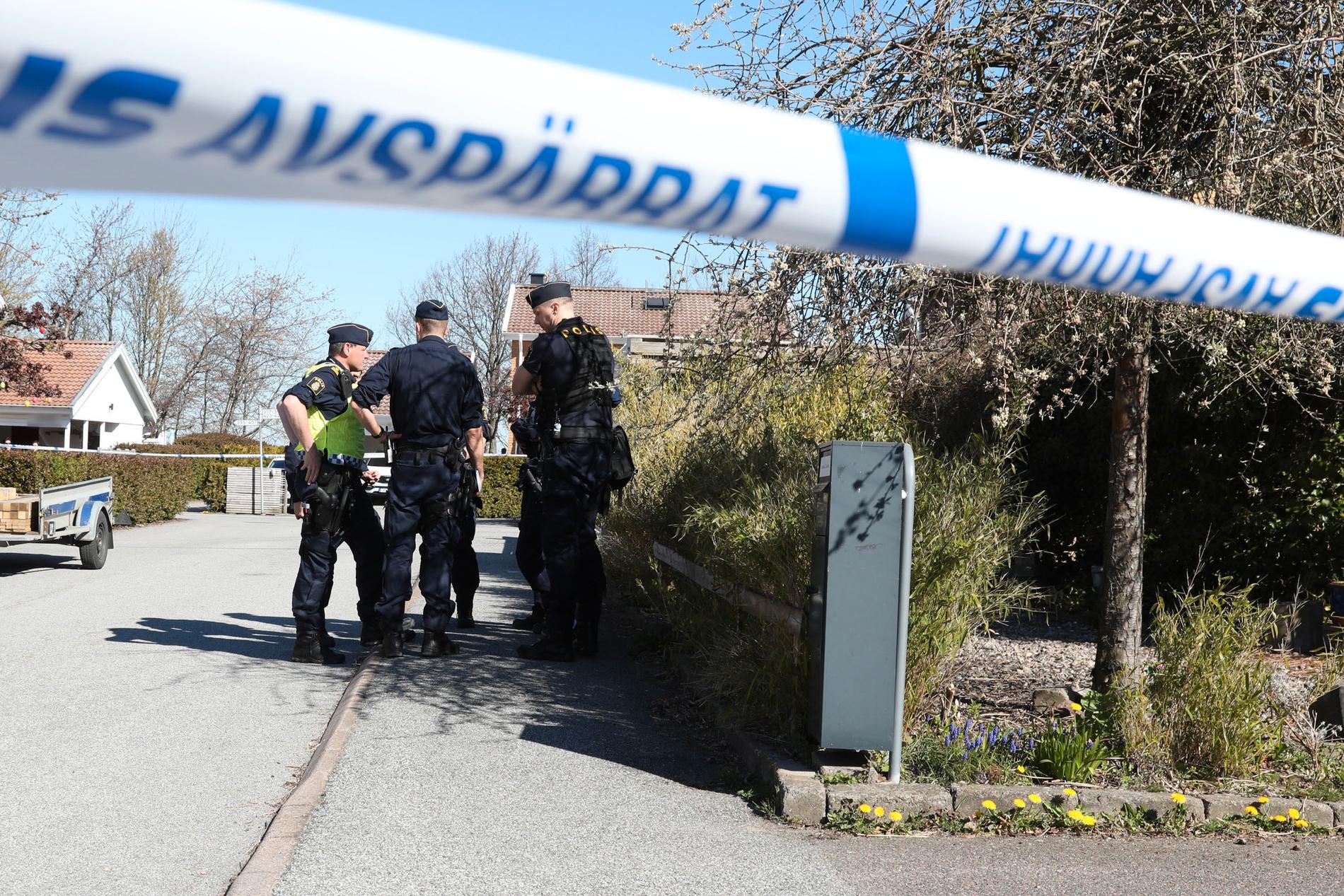 Polisen har spärrat av ett hus i ett villakvarter i Lund. Larmet kom in tidigt i morse och polisen utreder det som ett grovt rån.