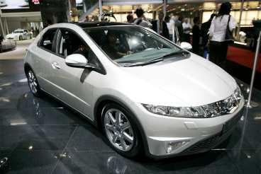 Honda Civic Kommer: januari. Nya Civic är en designbomb med futuristisk inredning. Men bilen är rymlig.