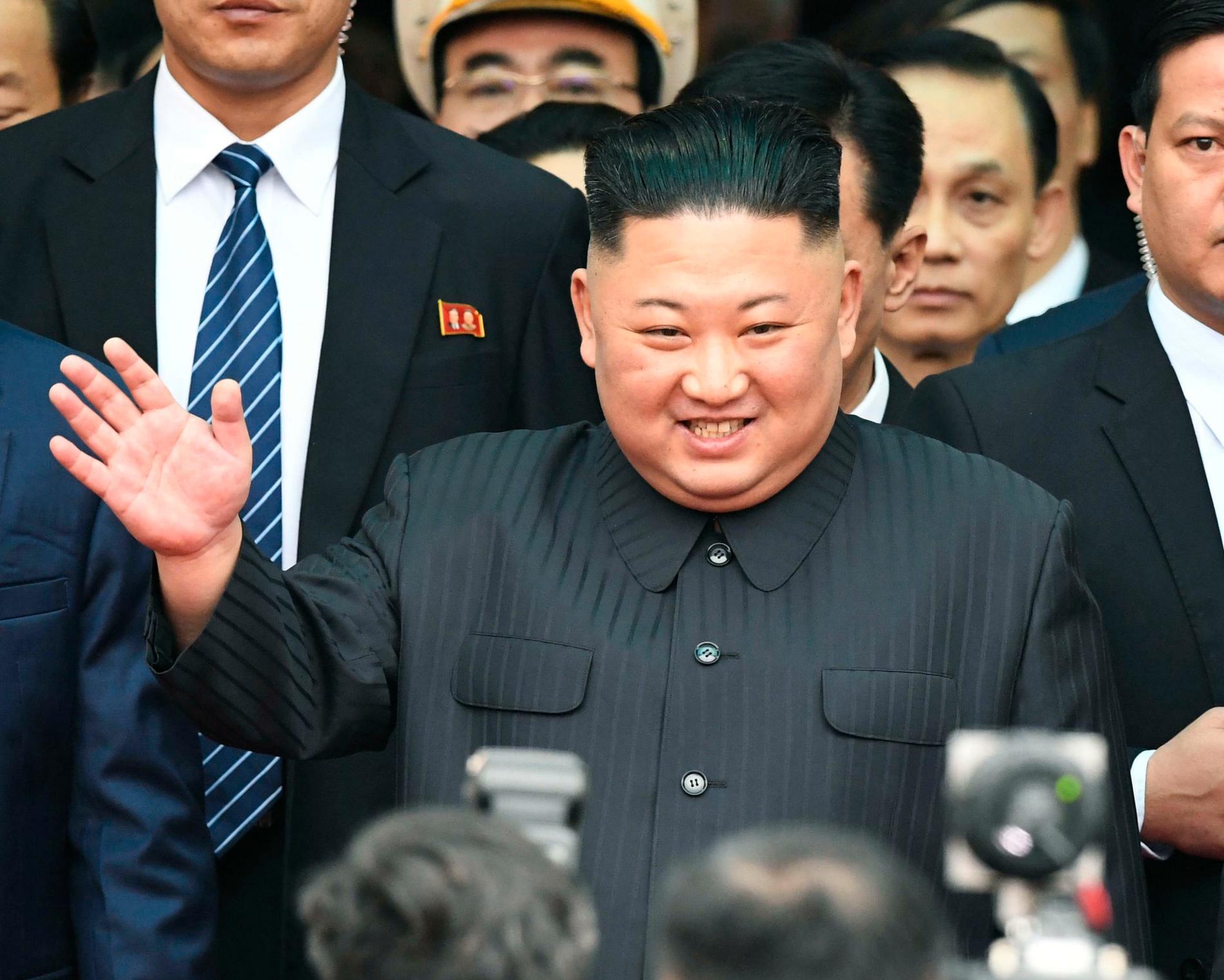 Kim Jong-Un vinkar vid ankomsten till Vietnam.
