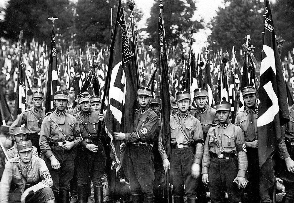 BRUNSKJORTORNA SA-busarna, de så kallade brunskjortorna, var på sin tid nazistpartiets ”stormtrupper” som med vapen i hand satte skräck i hela Tyskland, hotade och misshandlade eller mördade alla som kunde ses som motståndare.