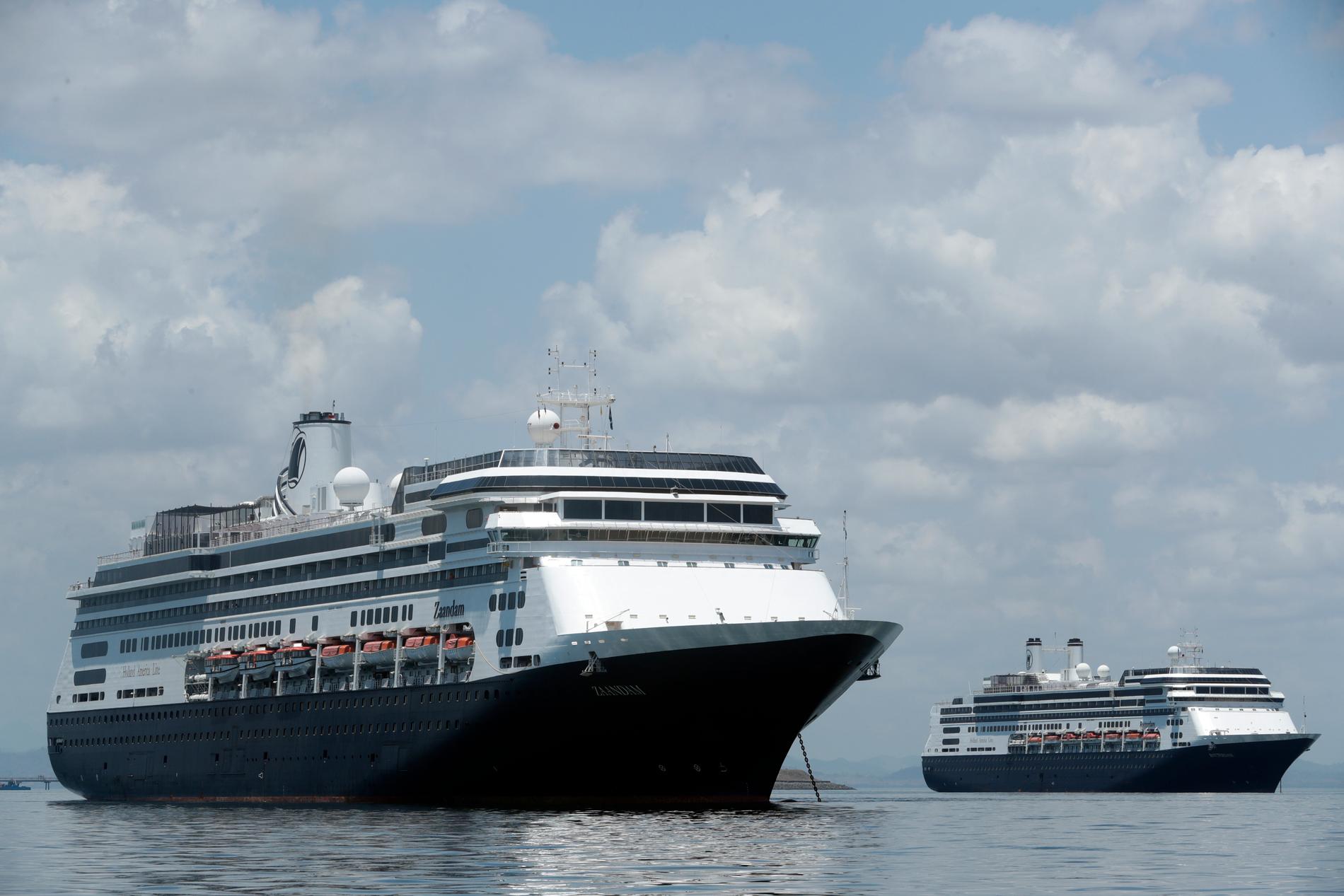 Fyra personer har dött ombord på coronadrabbade kryssningsfartyget Zaandam. Nu ligger fartyget 