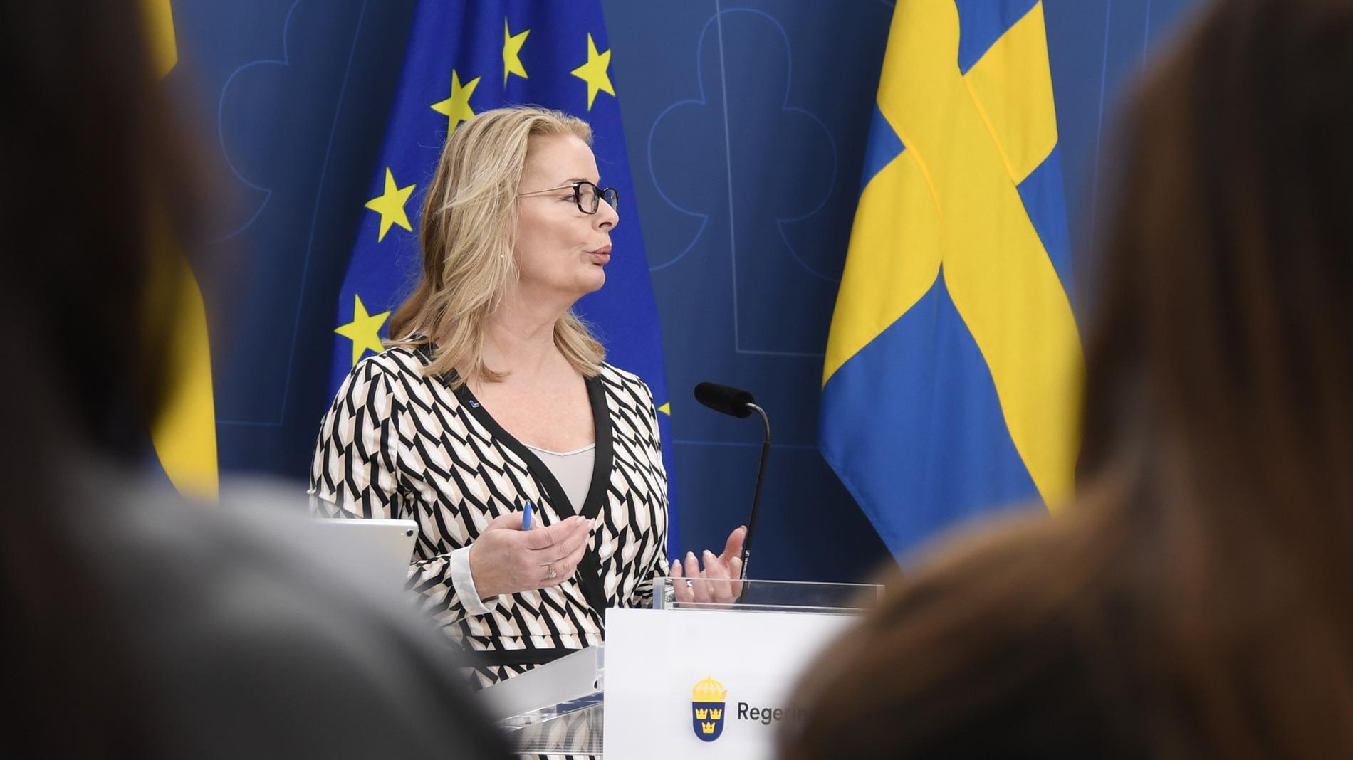 Skolminister Lotta Edholm (L) presenterar direktiven till en ny utredning om elevhälsa.