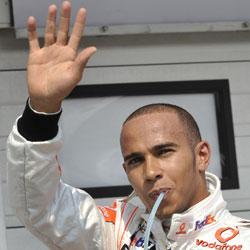 Lewis Hamilton tror det blir tufft att vinna Fomrel 1 nästa säsong.