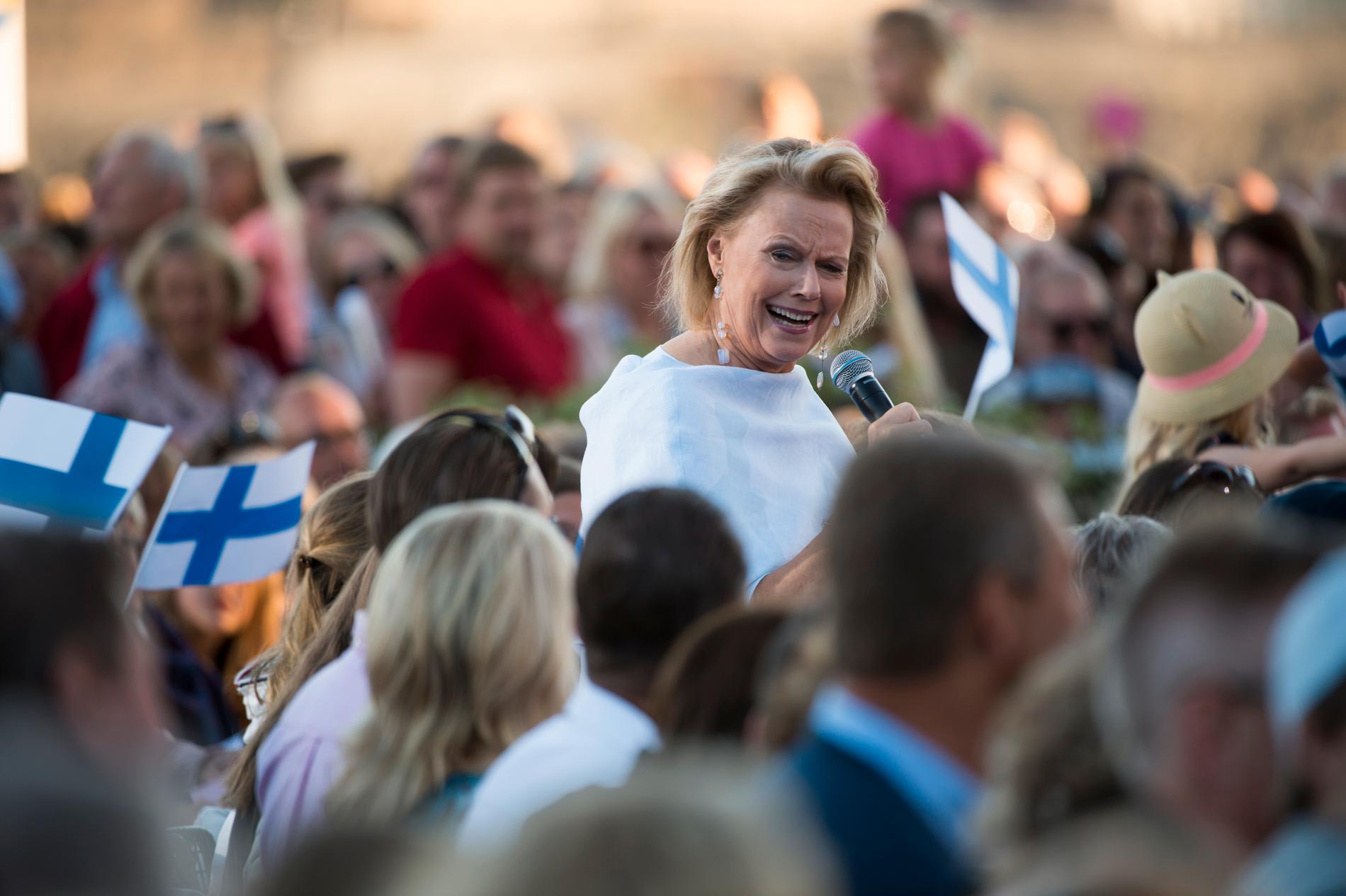 Arja Saijonmaa hyllade Finland – och Mando Diao efter Allsång på Skansen.