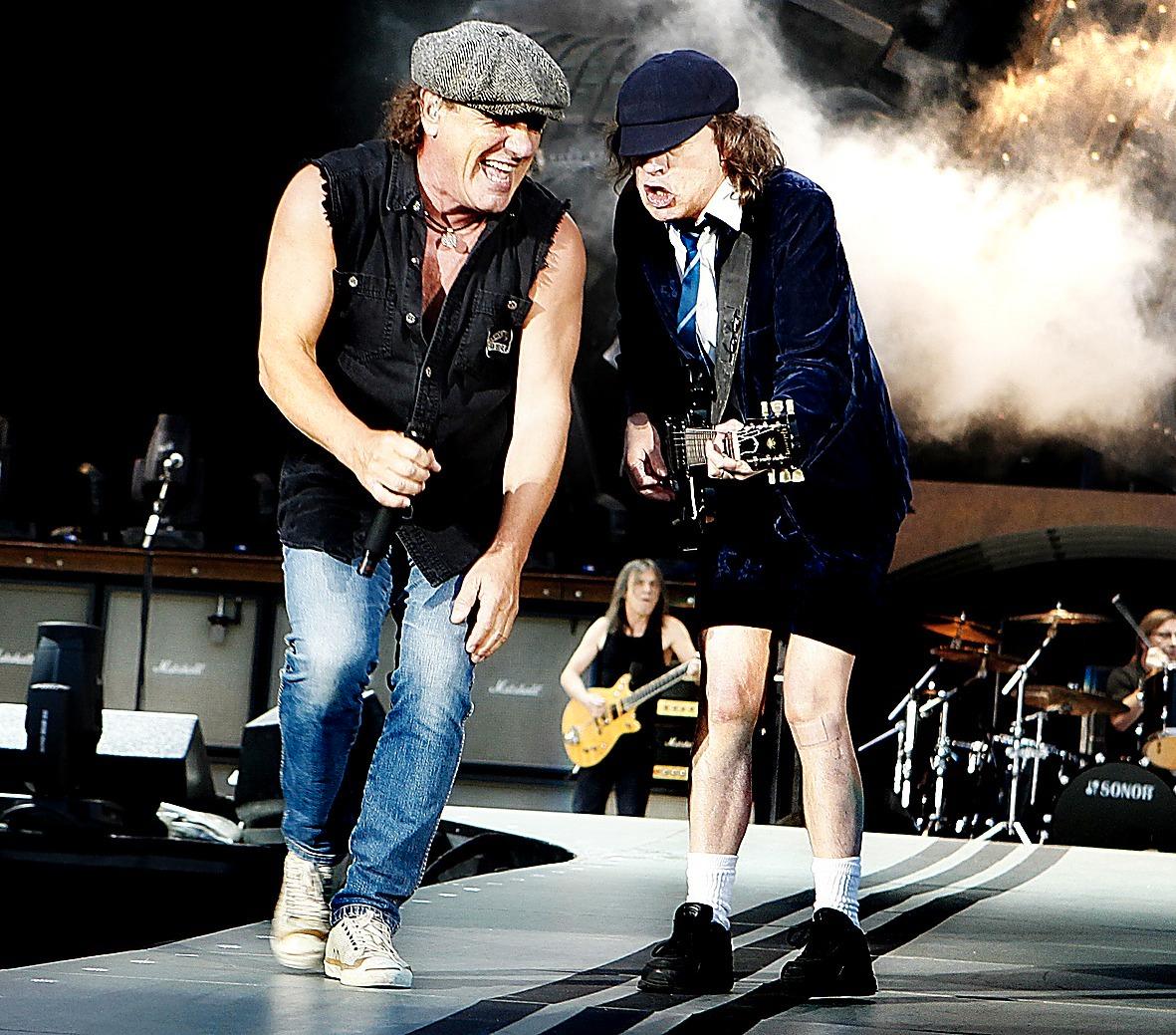 Brian Johnson och Angus Young på scenen på Ullevi i Göteborg sommaren 2009.