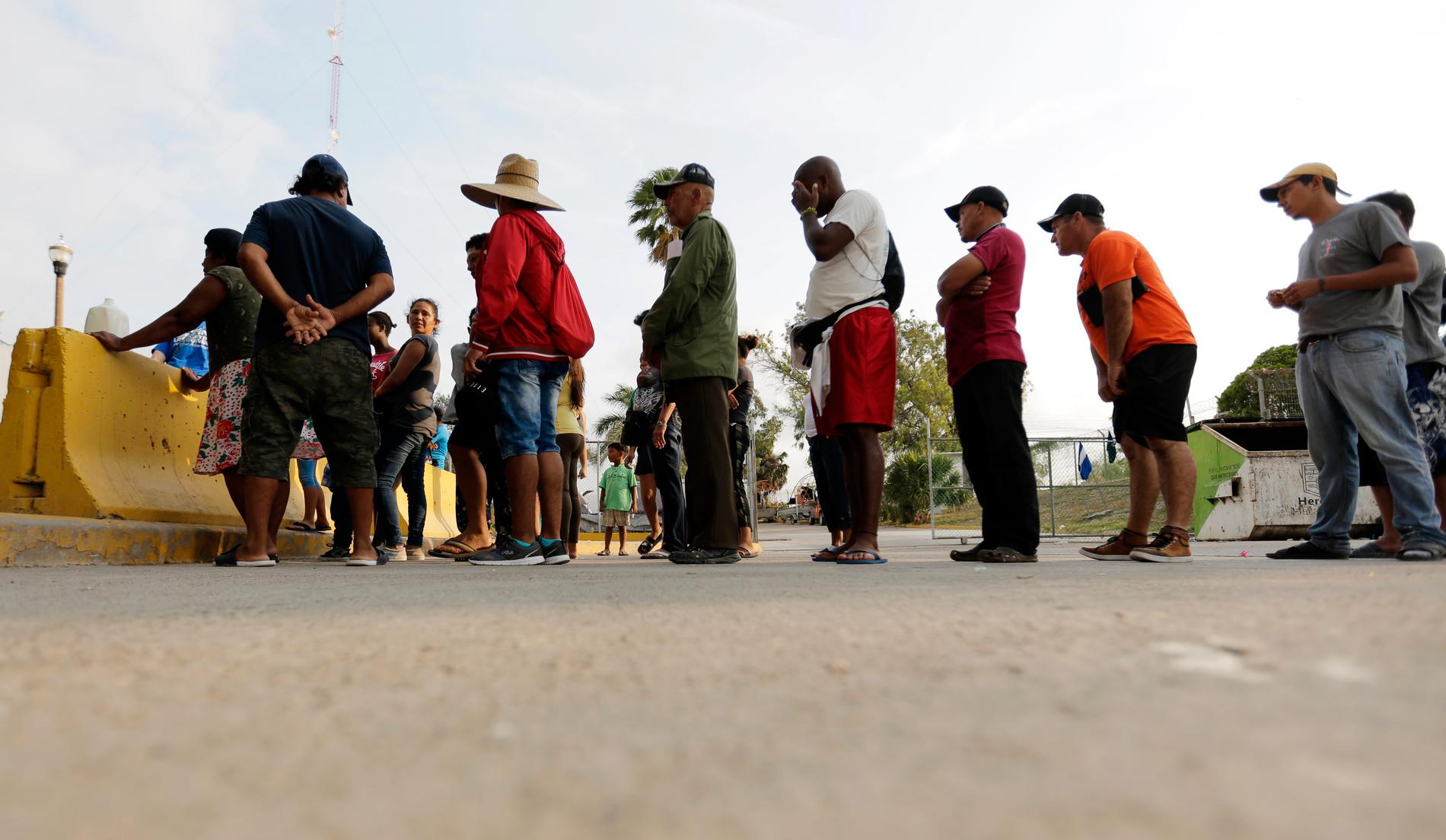 Migranter som söker asyl i USA köar för att få ett mål mat som delas ut av volontärer i Matamoros i Mexiko, nära gränsen till USA. Bilden är från den 29 april 2019.