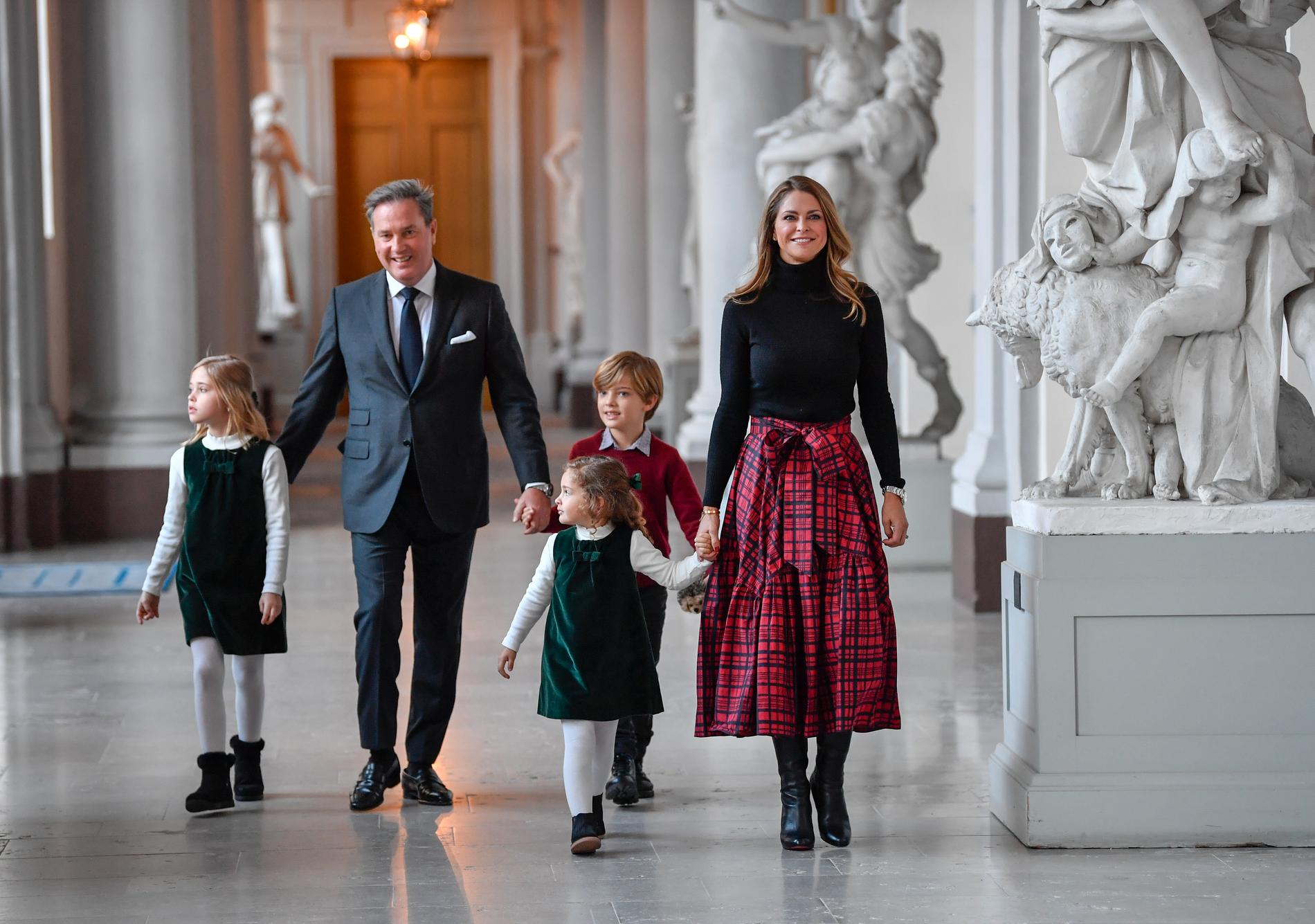 I år firar kungen och drottningen med prinsessan Madeleine. Bild tagen på familjen 2021. 