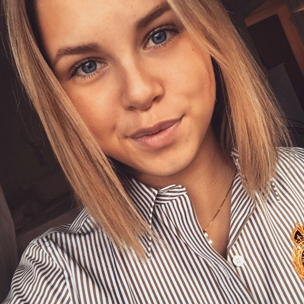 Hanna Jansson, 20, satt på en tvärgata när människor kom springande. 