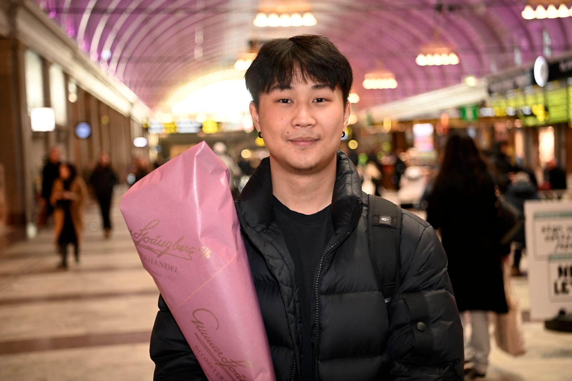 Enkhbold Boldbayar har köpt rosor till sin flickvän. 