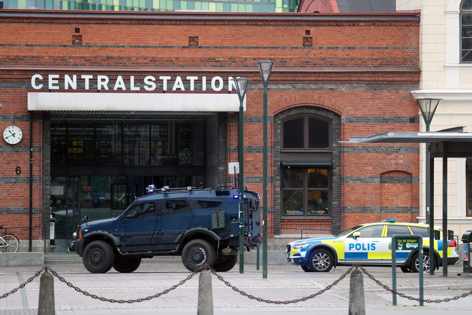 En man blev skjuten av polisen på Malmö C under måndagsförmiddagen.