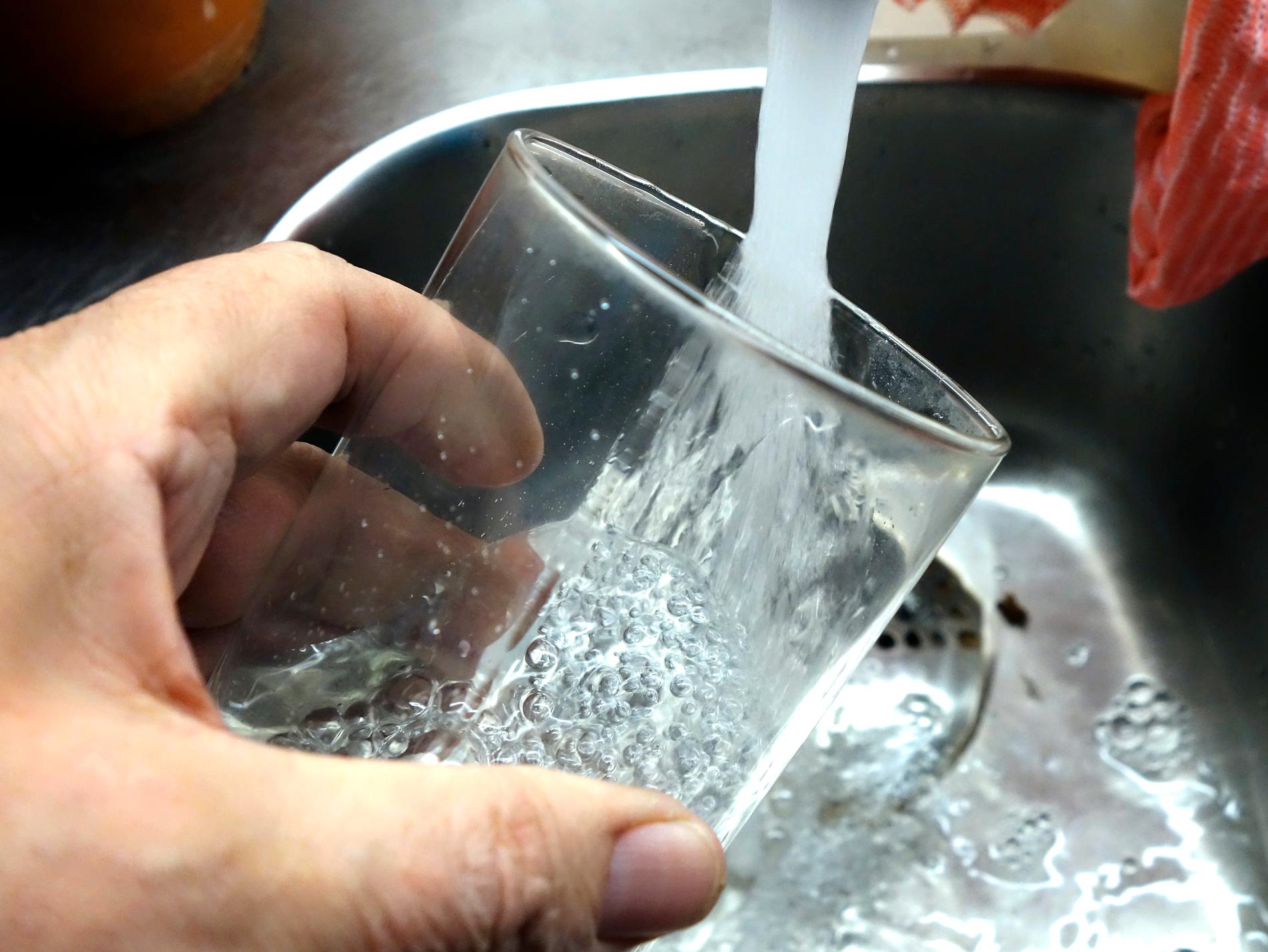 Tusentals hushåll uppmanas koka dricksvatten från Kumla vattenverk sedan ett prov visat spår av bakterier. Arkivbild.