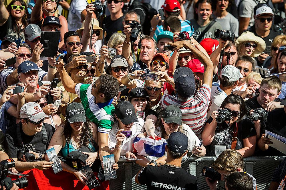 Många var ute efter Lewis Hamiltons 
autograf.