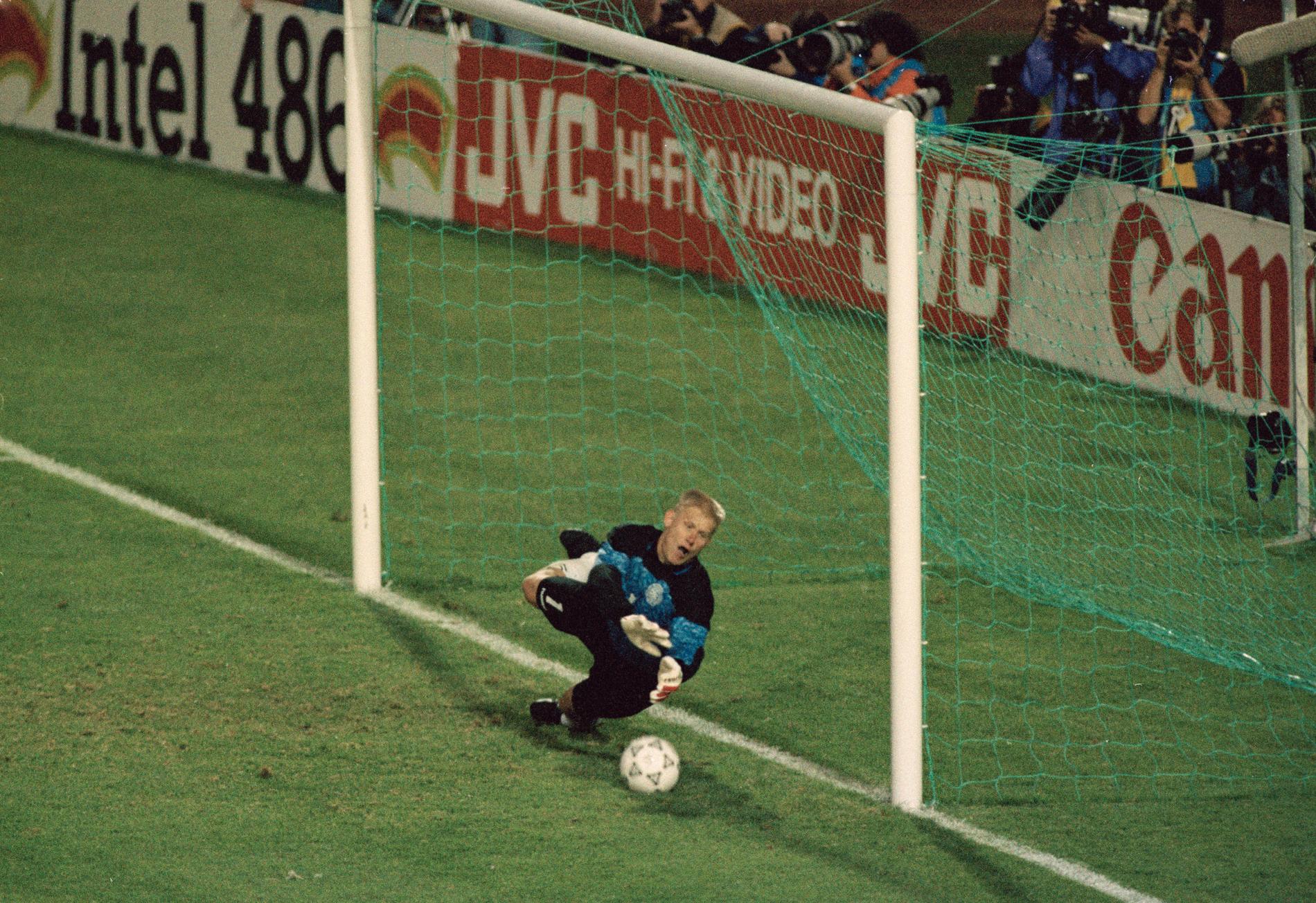 Räddar straff mot Holland i EM-semifinalen 1992.