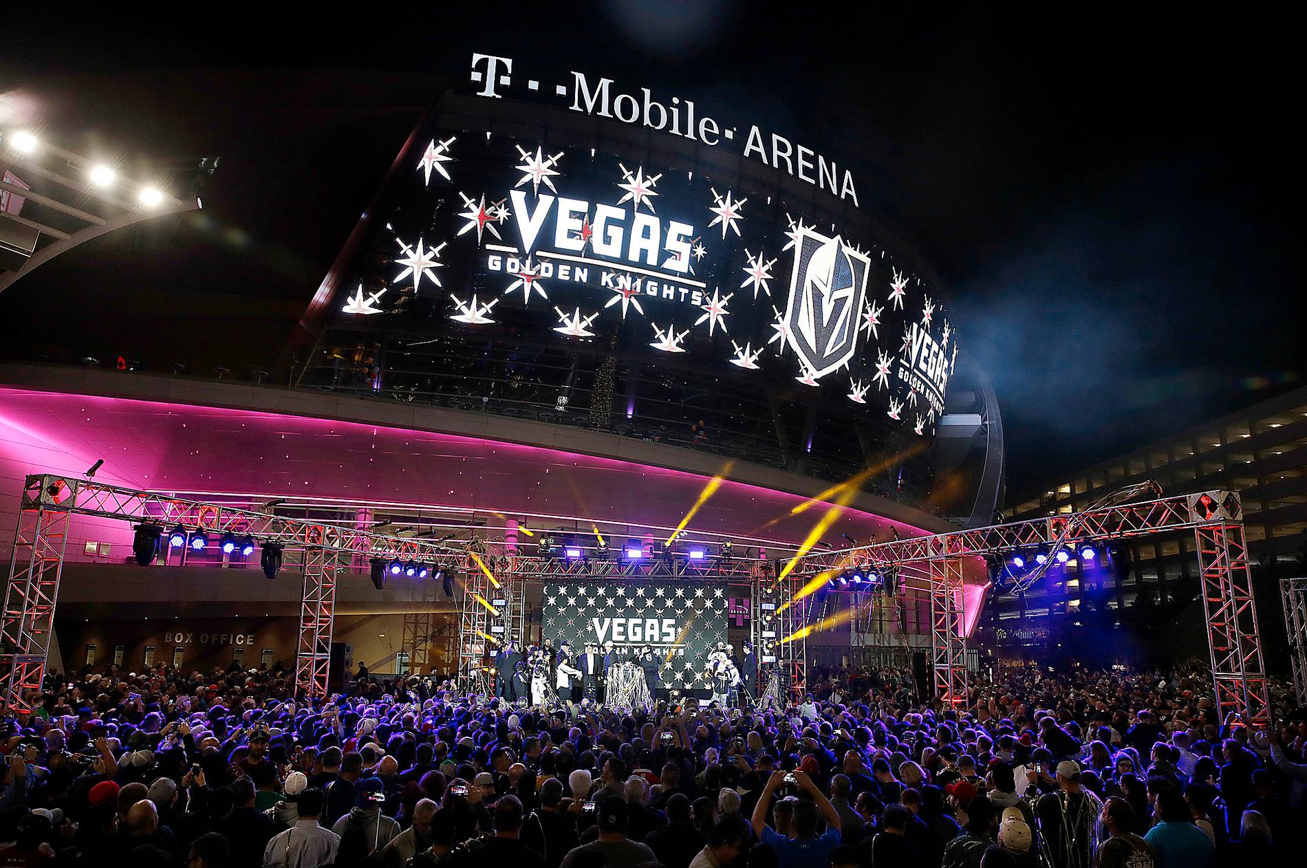 Här, i T-Mobile Arena, ska Vegas Golden Knights spela sin hemmapremiär mot Arizona Coyotes  i natt. Det nya NHL-laget har inlett med två raka bortasegrar.