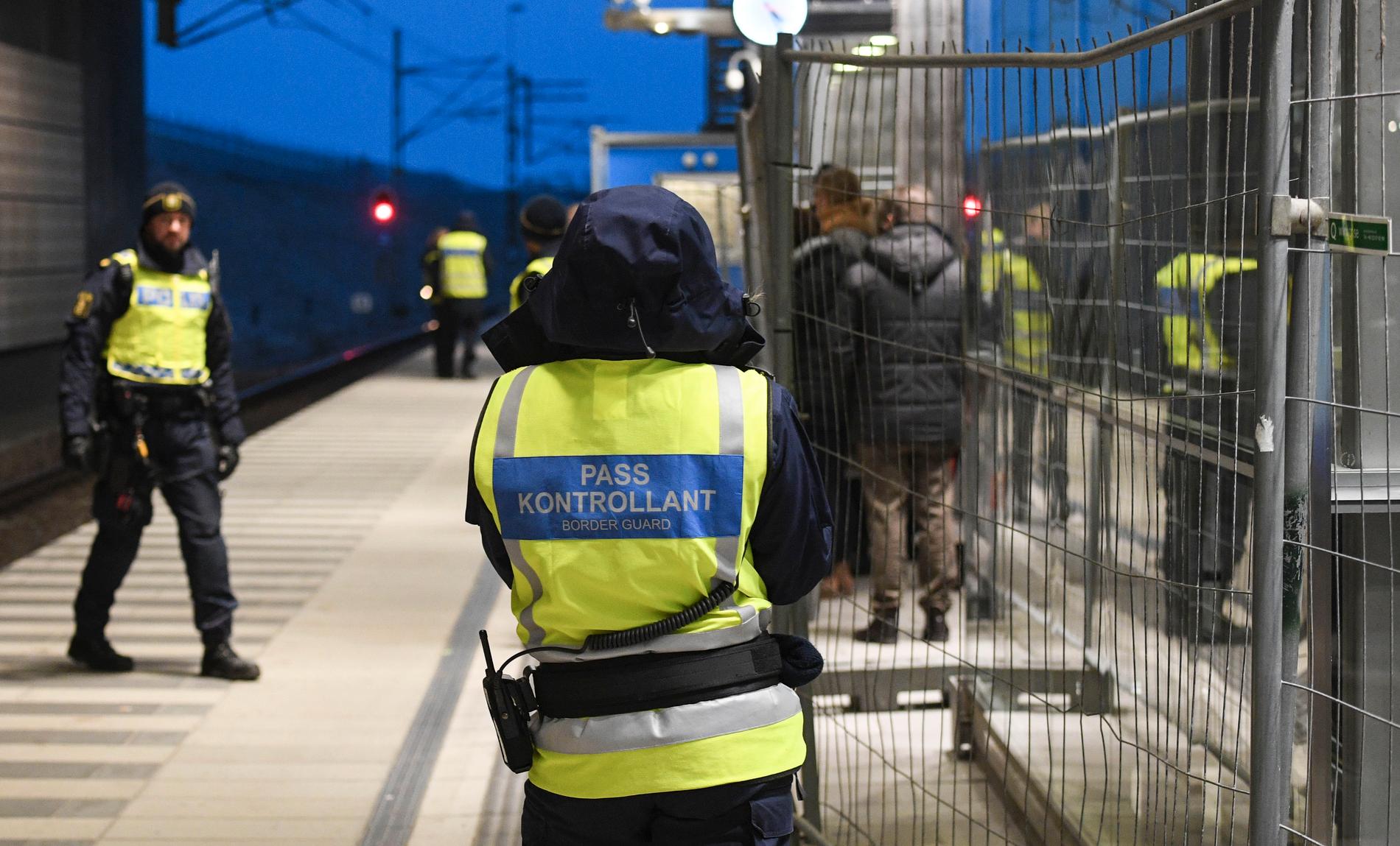 Polis och passkontrollanter gör sig klara för att kontrollera ett Öresundståg på station Hyllie utanför Malmö. Arkivbild.