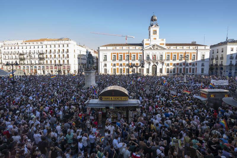Tusentals demonstranter samlades i Madrid på måndagskvällen i protest mot dödsmisshandeln av Samuel Luiz. Dådet har väckt omfattande fördömanden eftersom offrets vänner påstår att han attackerades på grund av sin sexuella läggning.