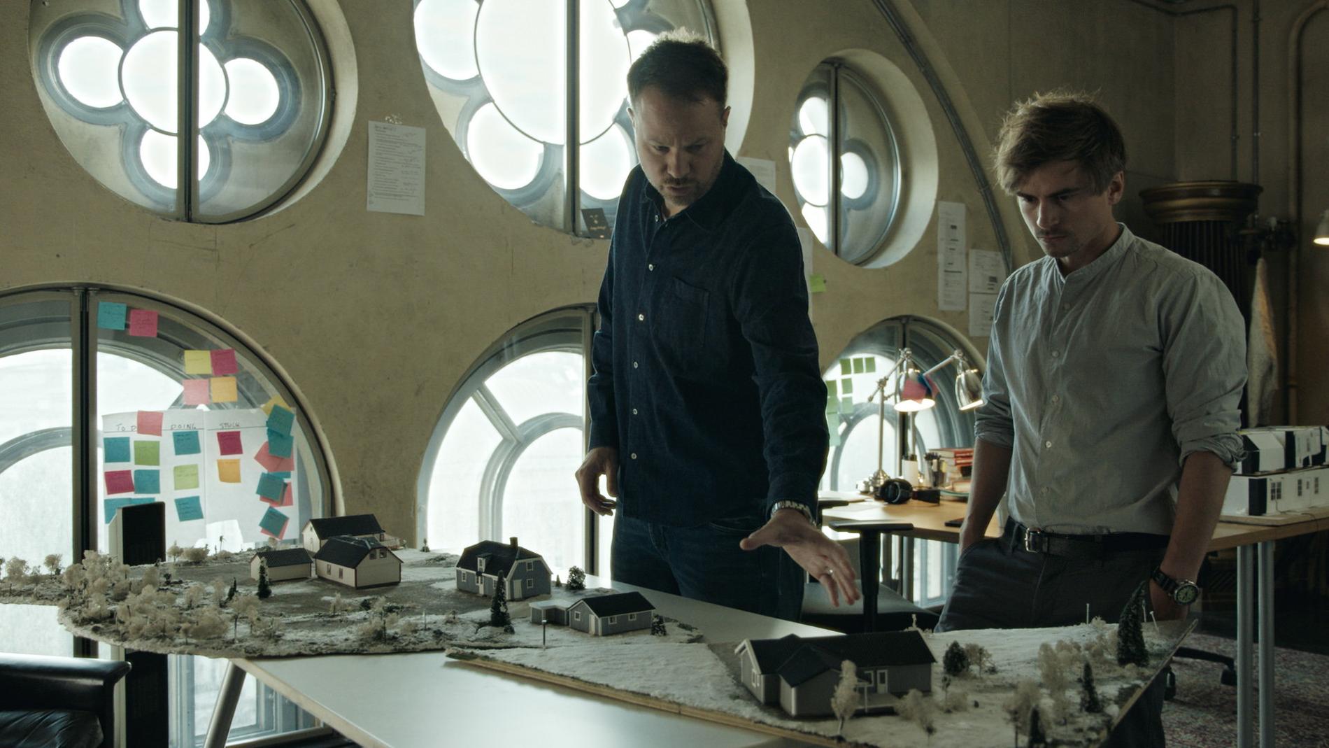 Martin Johnson och Anton Berg i gräver i Knutbydramat i den nya dokumentärserien på HBO Pressbild.